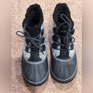 Out and About Sorel Grey and Black